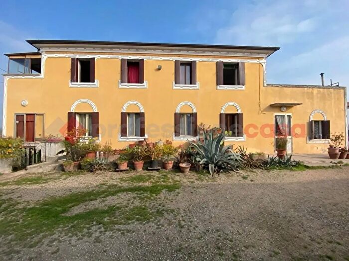 Casa con 10 locali in vendita in Badia Polesine