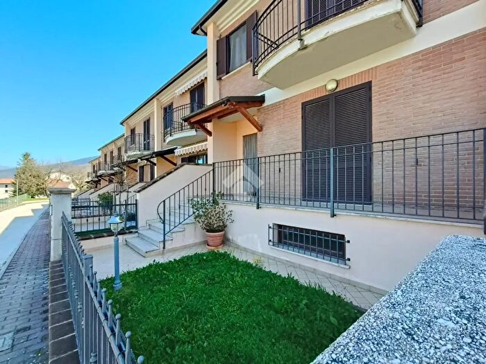 Casa con 8 locali in vendita in Via delle Cartiere, Gualdo Tadino