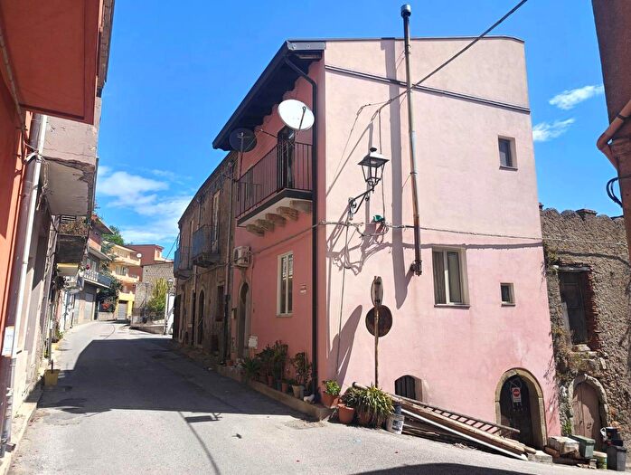Casa trilocale in vendita in Via Carmelo Germano, Rodi Milici