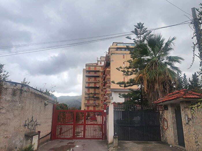 Appartamento con 6 locali in vendita in Via Saitta Longhi, Palermo