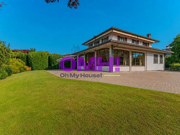 Casa con 8 locali in vendita in Via Montenero, Monvalle