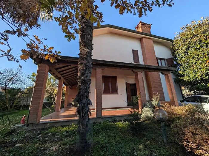 Casa con 6 locali in vendita in Paderno Dugnano
