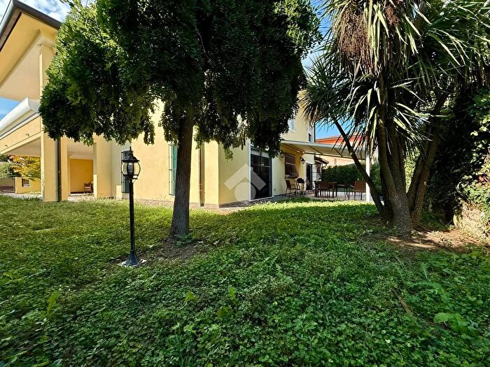 Casa con 5 locali in vendita in Via Puccini, Abano Terme