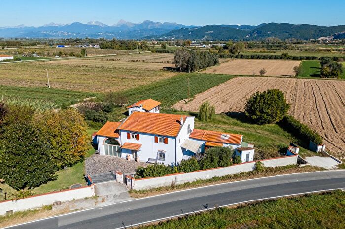 Casa con 10 locali in vendita in Vecchiano