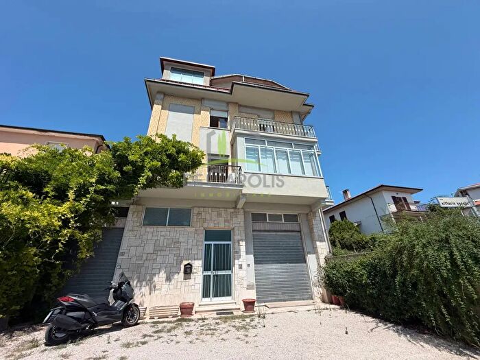 Casa con 5 locali in vendita in Via Vittorio Veneto, Castignano