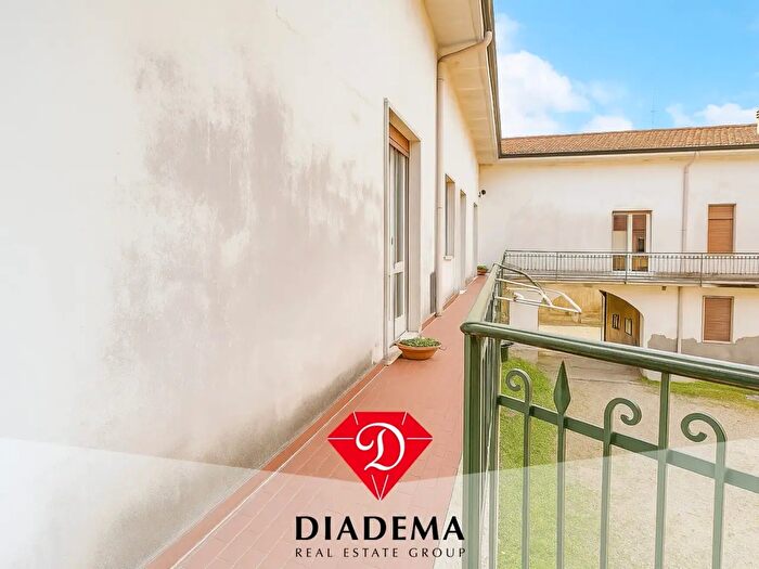 Appartamento con 7 locali in vendita in Via Cavour, Mornago