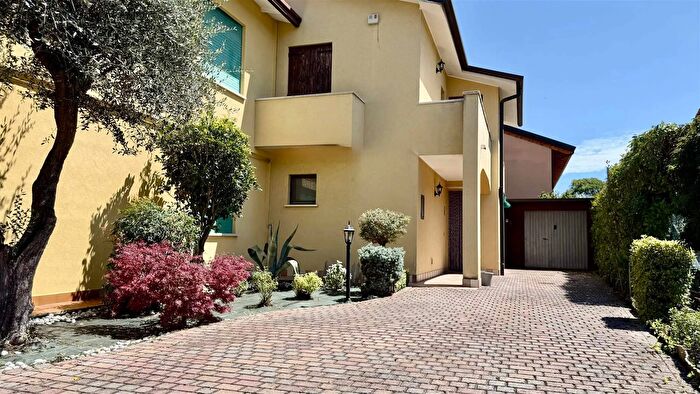 Casa con 5 locali in vendita in Via Pirandello Santa Maria di Sala, Santa Maria Di Sala