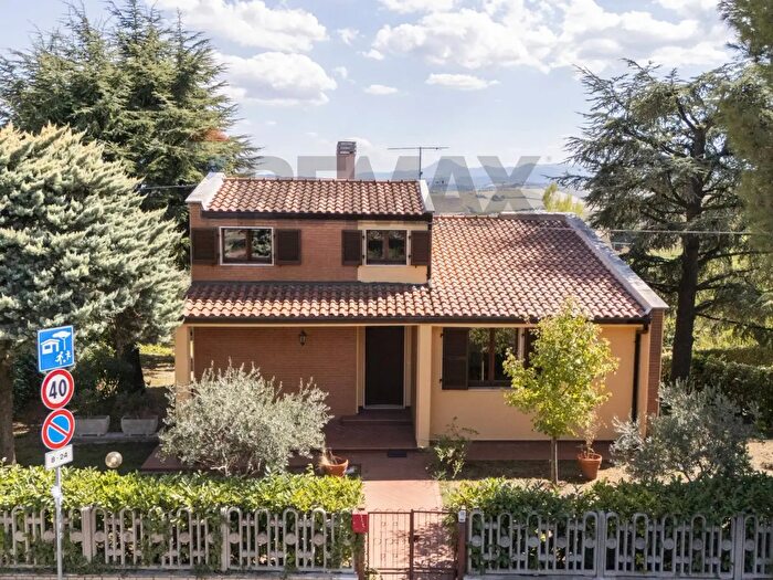Casa con 6 locali in vendita in Via JFKennedy, Castelleone Di Suasa