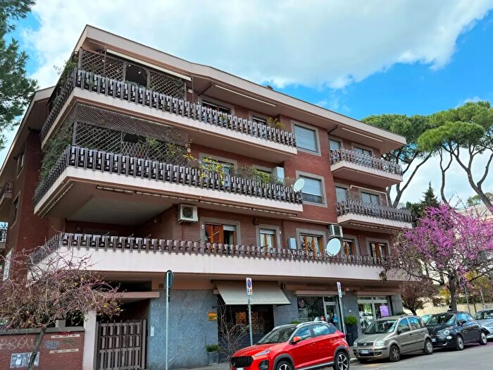 Appartamento con 5 locali in vendita in Via Giacinto Carini, Roma