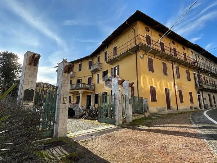Casa con 16 locali in vendita in Via Roma, Casapinta