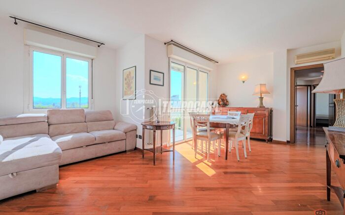 Appartamento con 5 locali in vendita in Via Melozzo da Forlì, Bologna