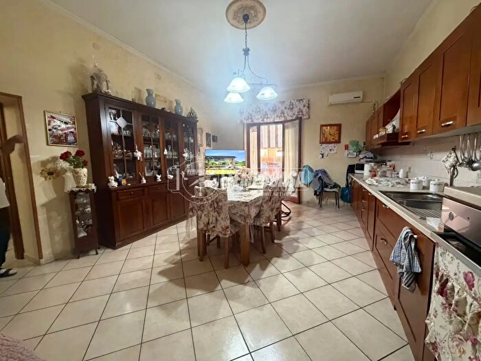 Appartamento trilocale in vendita in Via Giuseppe Garibaldi, Giugliano In Campania
