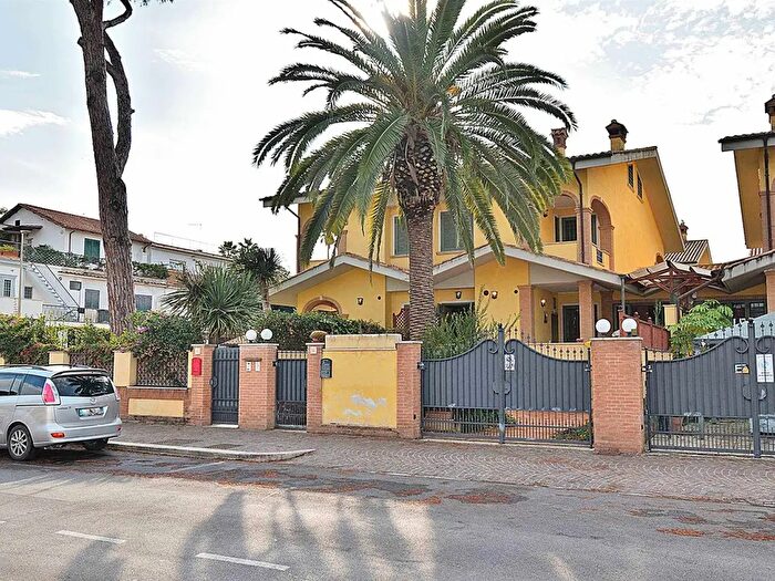 Casa con 7 locali in vendita in Via Castellammare, Fiumicino