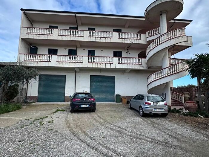 Casa con 6 locali in vendita in Contrada Santa Focà, Strongoli