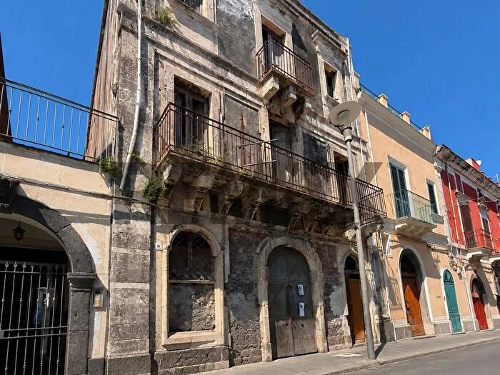 Casa con 12 locali in vendita in Via Cristoforo Colombo, Riposto