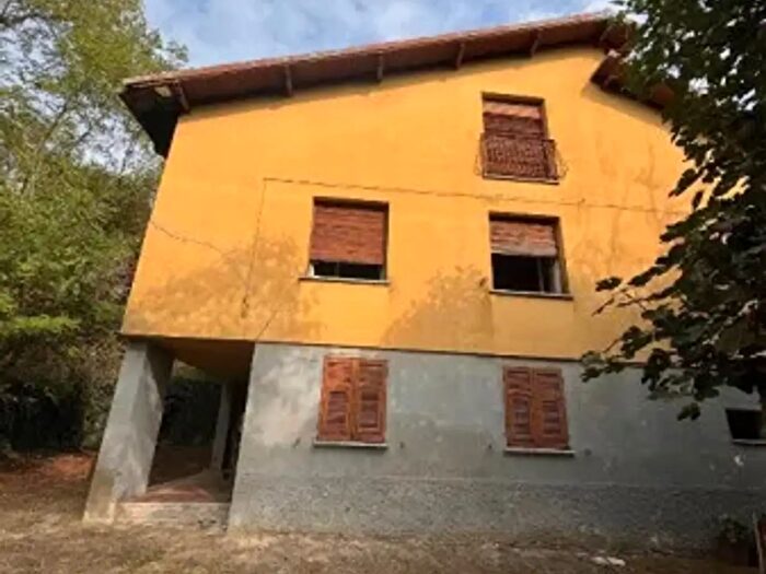 Casa con 6 locali in vendita in Via Fabbrica, Bosio