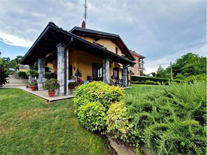 Casa con 6 locali in vendita in Via Monte Rosa, Dormelletto