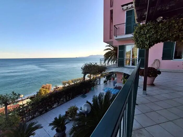 Appartamento trilocale in vendita in Via della Cornice, Borgio Verezzi