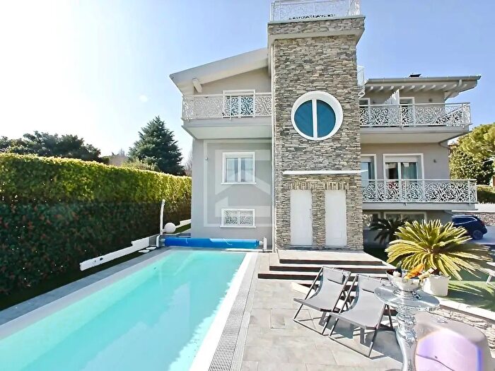 Casa con 20 locali in vendita in Via Caporali, Desenzano Del Garda