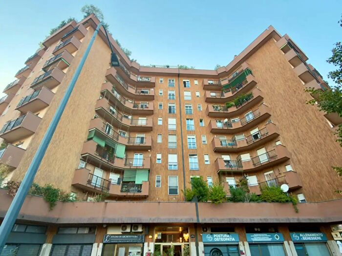 Appartamento trilocale in vendita in Viale Giovanni Suzzani, Milano