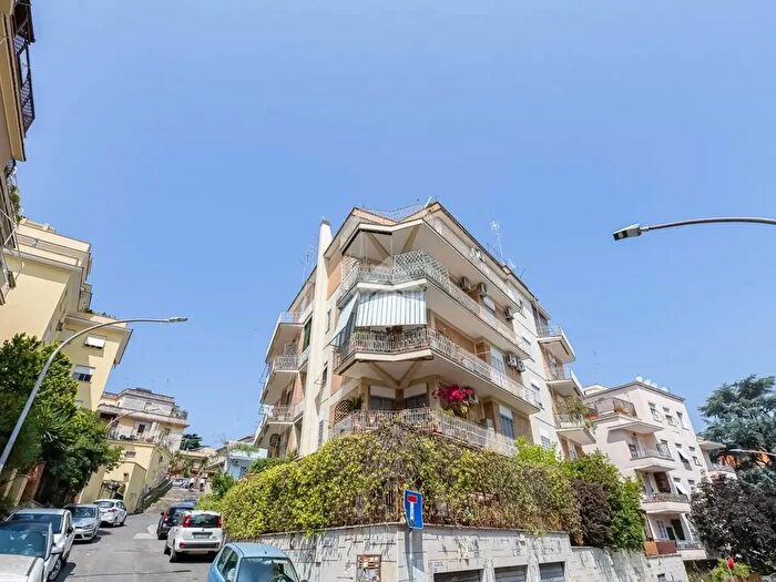 Appartamento trilocale in vendita in Via Monte Vergine, Roma