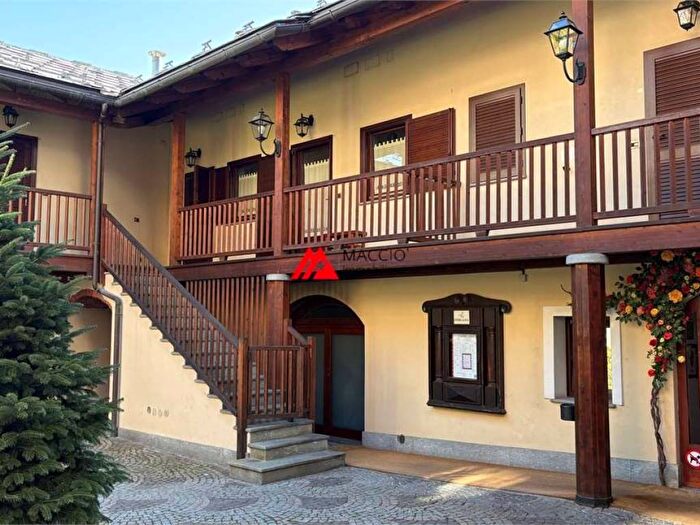 Appartamento quadrilocale in affitto in Via Edouard Aubert, Centro, Aosta