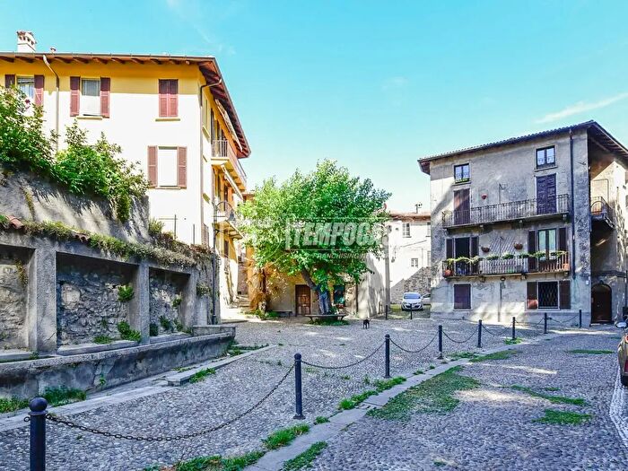 Appartamento bilocale in vendita in Via Valaperta, Erba