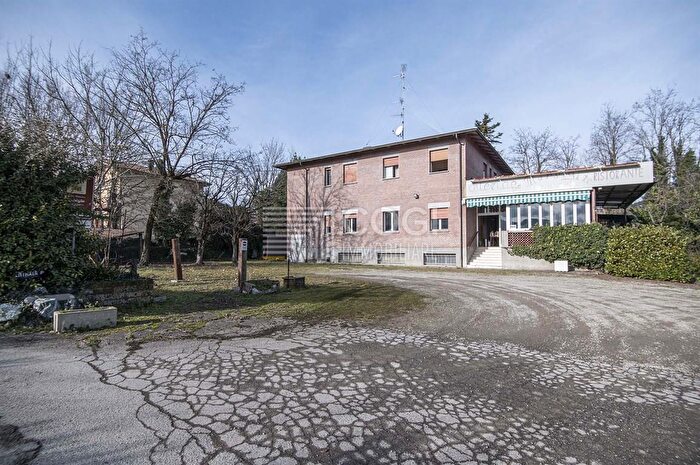 Casa con 13 locali in vendita in Via Marsiglie, Casalfiumanese