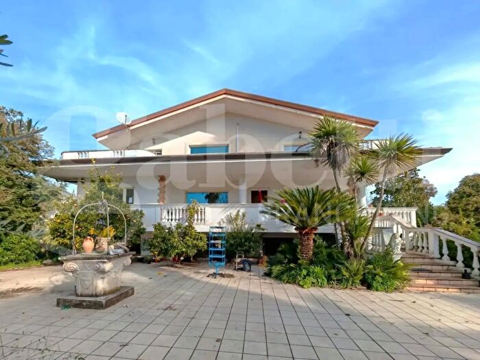 Casa con 9 locali in vendita in Via Integlia Snc, Venafro