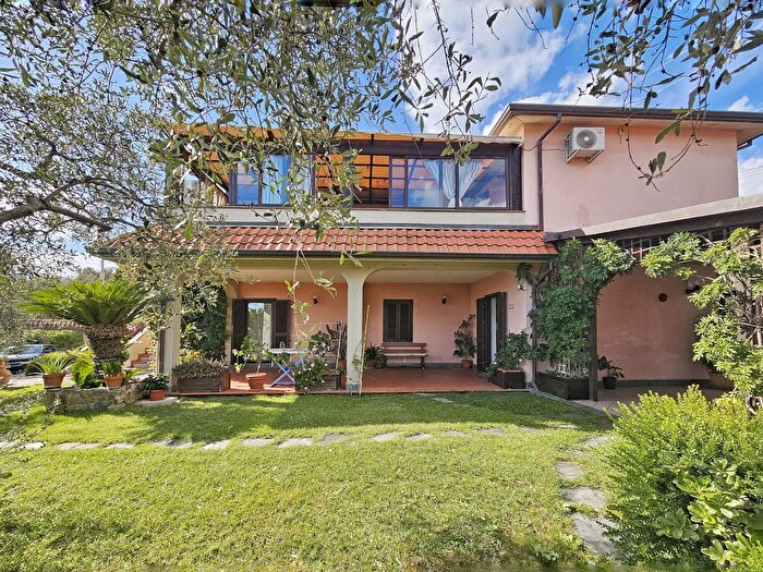 Casa con 12 locali in vendita in Via Porredo, Fosdinovo