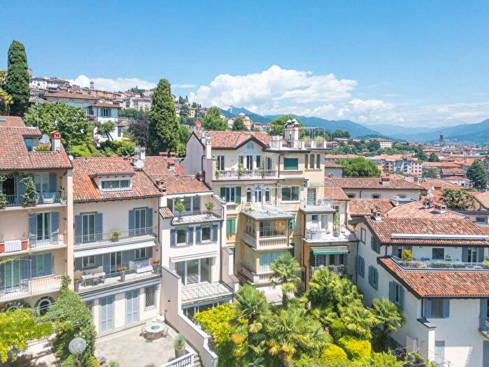 Casa con 5 locali in affitto in Via Sant'Alessandro, Centro, Bergamo