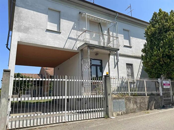Casa con 11 locali in vendita in Via Brambilla, Codevilla