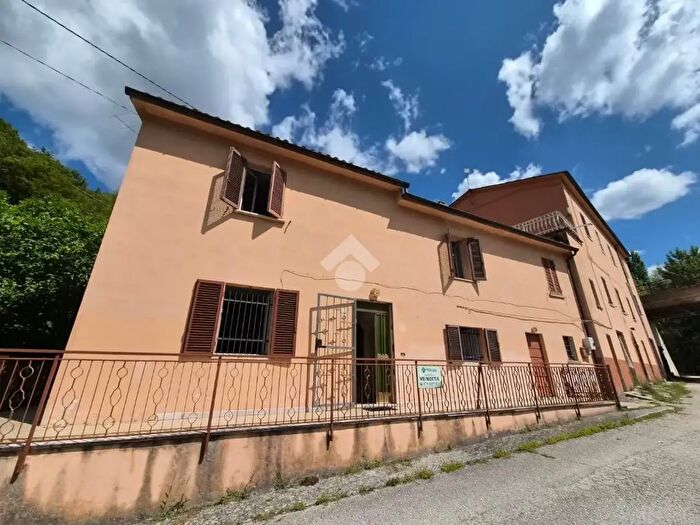 Casa con 6 locali in vendita in Loc Valderchia, Gubbio