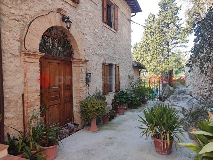 Casa trilocale in vendita in Via del Castello, Campello Sul Clitunno