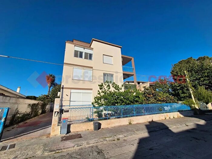 Appartamento trilocale in vendita in Via Medaglie d'Oro, Brindisi