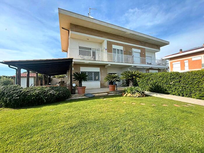 Casa con 7 locali in affitto in Fiumicino