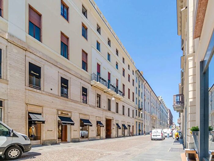 Appartamento con 5 locali in affitto in Via Giuseppe Luigi Lagrange, Torino