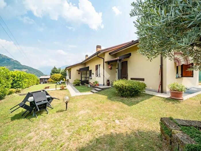 Casa con 8 locali in vendita in Via Bazzona Superiore, Galbiate