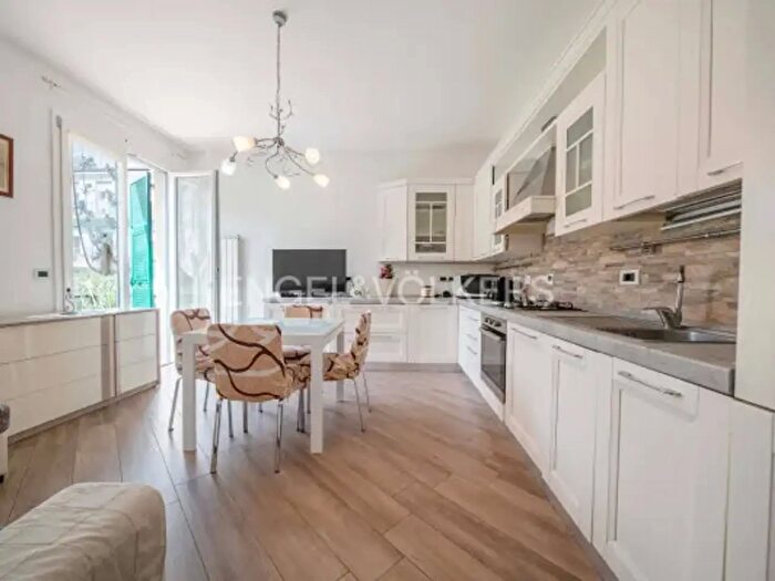 Appartamento trilocale in vendita in Via Generale Fontana, Deiva Marina