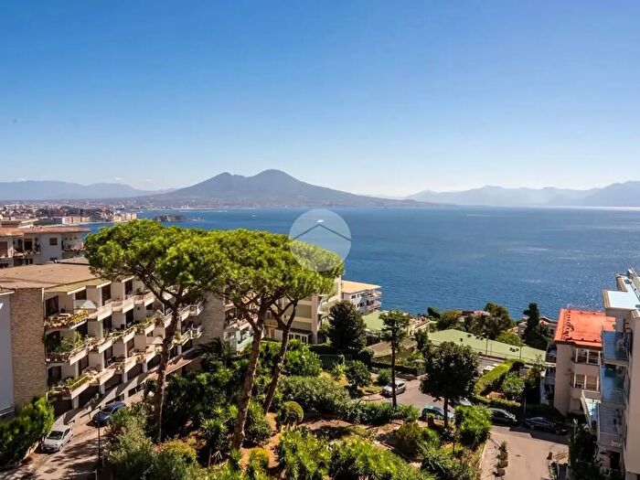Appartamento con 6 locali in vendita in Via Nevio, Napoli
