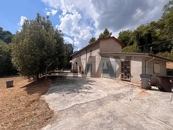 Casa trilocale in vendita in Via Pomontina, Bevagna