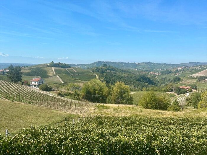 Appartamento trilocale in affitto in Piazza Monsignor dall'Orto, Centro, Monforte d'Alba