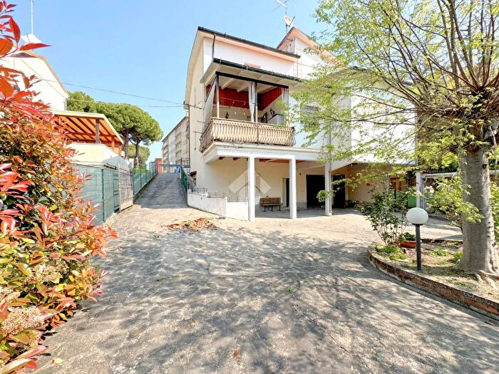 Casa con 9 locali in vendita in Circonvallazione S Gaetanino, Ravenna