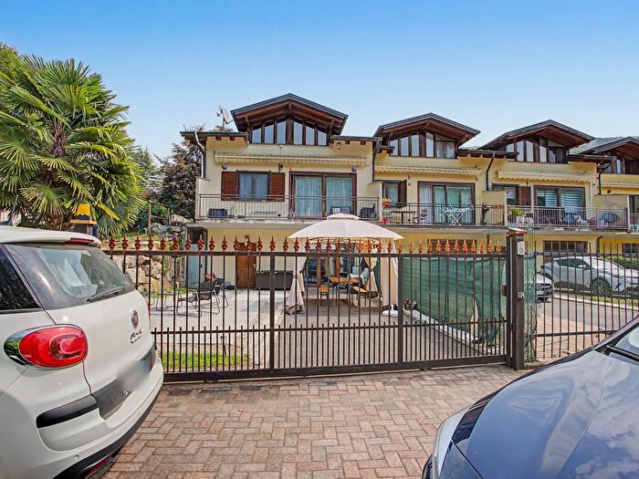 Casa con 8 locali in vendita in Via Privata Lago e, Valganna