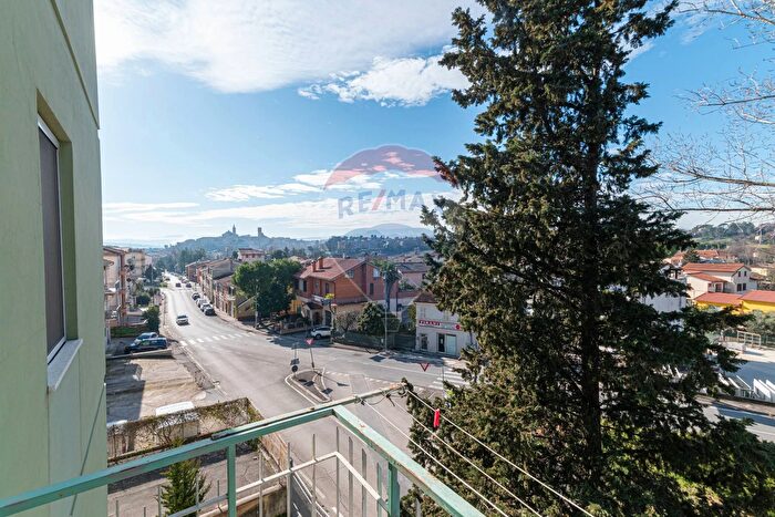 Appartamento con 5 locali in vendita in Via Friuli, Jesi