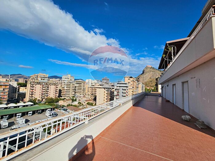 Appartamento trilocale in vendita in Aloisio Juvara, Palermo