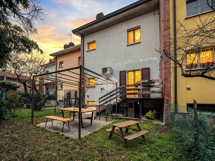 Casa con 6 locali in vendita in Via Lorenzo De Medici, Reggio Emilia