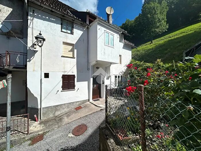 Casa trilocale in vendita in Frazione Vuezzis, Rigolato