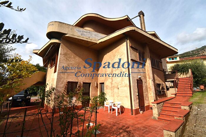 Casa con 12 locali in vendita in Monsummano Terme