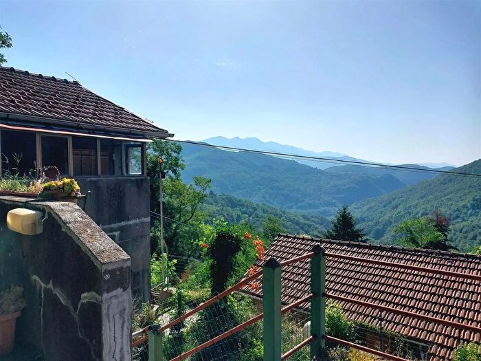 Casa con 6 locali in vendita in Pontremoli